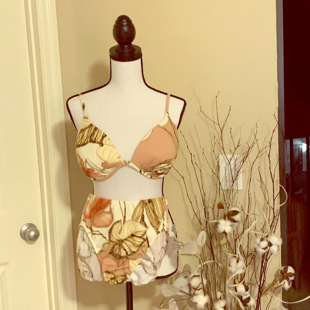 2-piece women’s shell print swimming suit by Venus